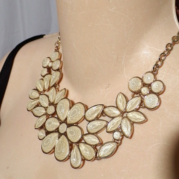 Unbranded Jewelry - GORGEOUS Floral Statement Costume Necklace
